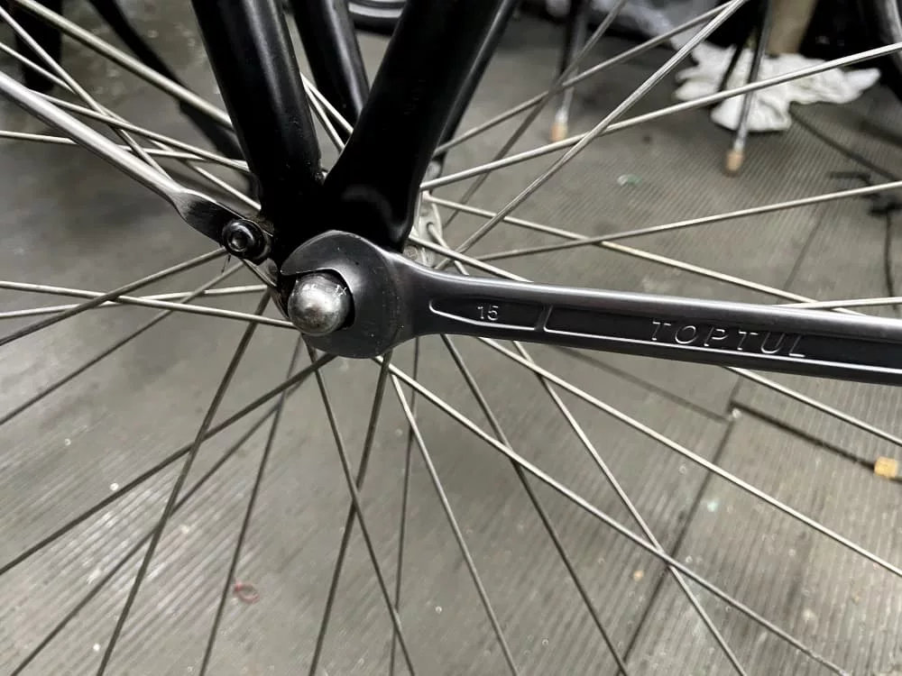 Як зняти передне колесо велосипеда